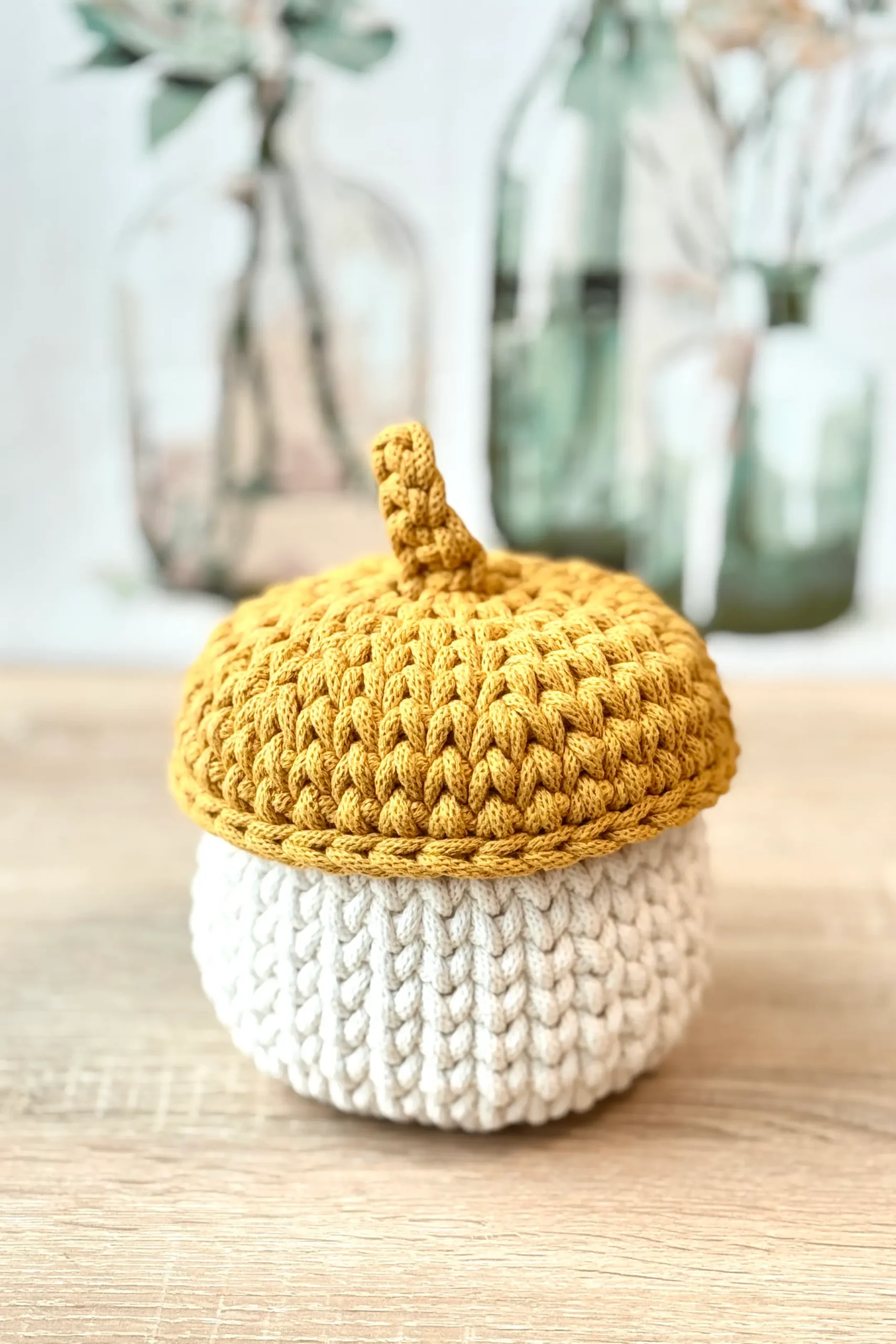 heegeldatud tammetõru korv sinepikollane