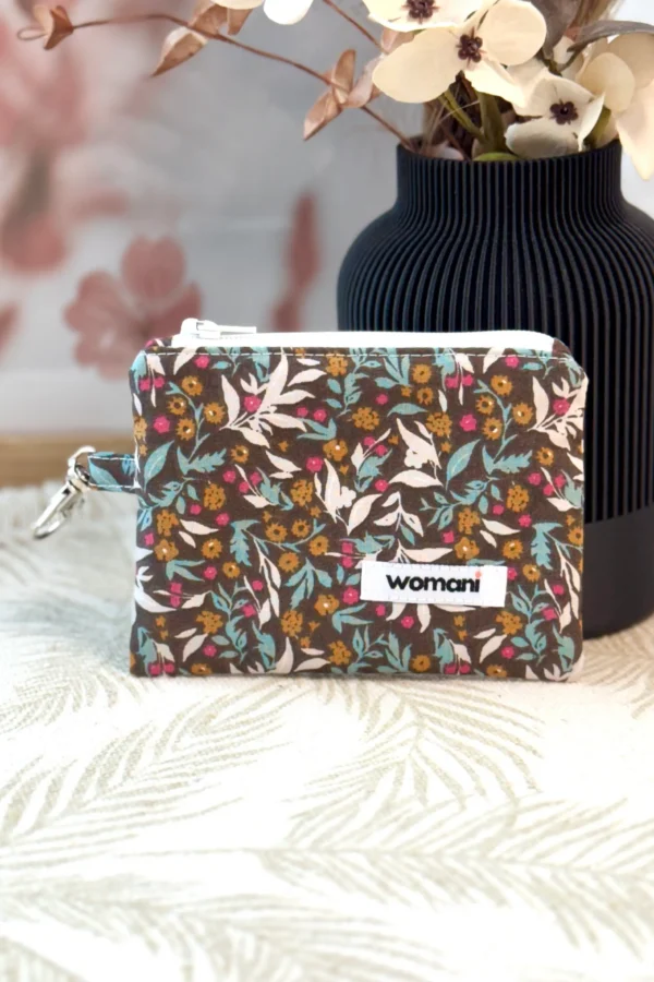 minikott lehed pruunil taustal