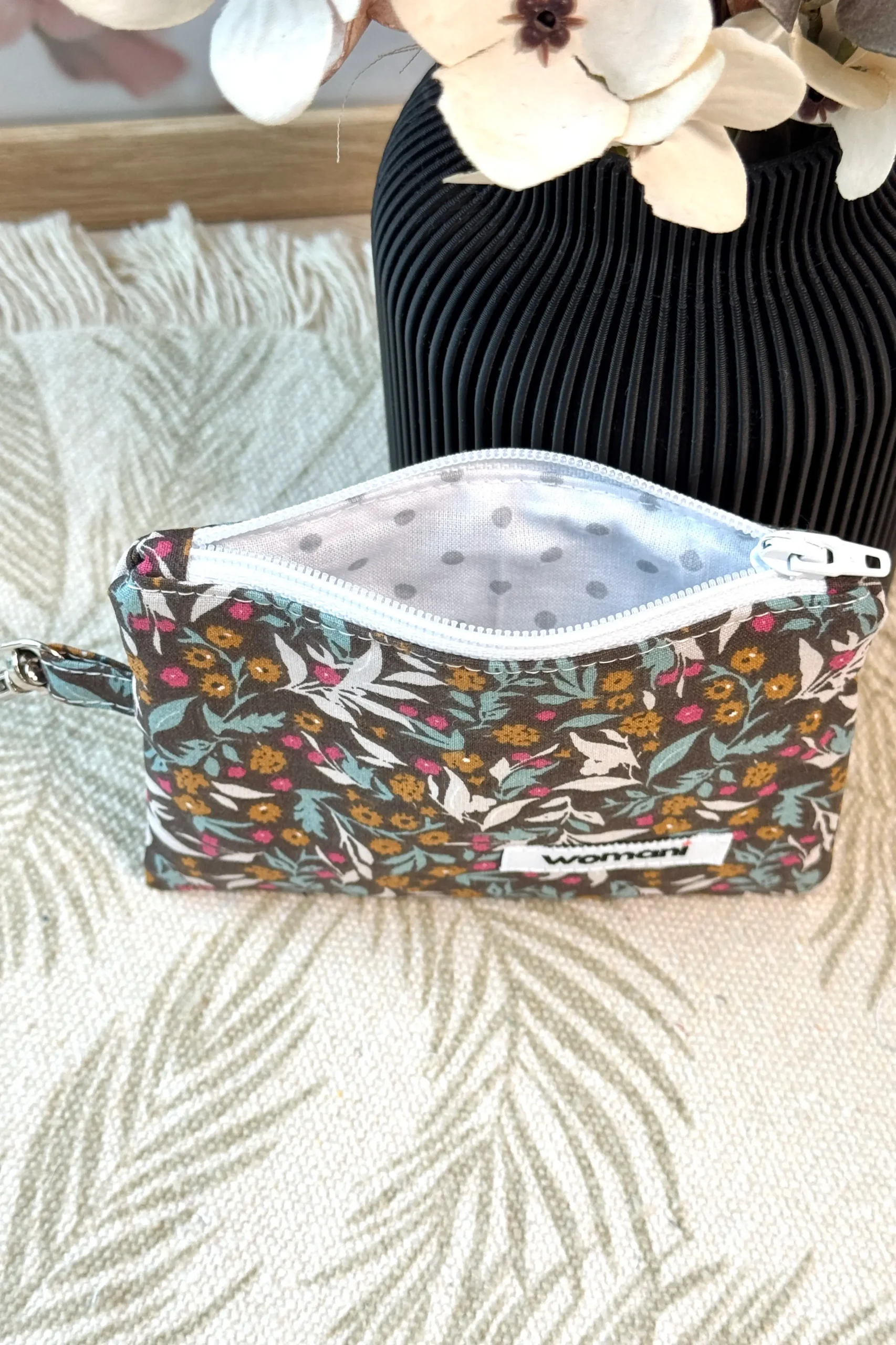 minikott lehed pruunil taustal