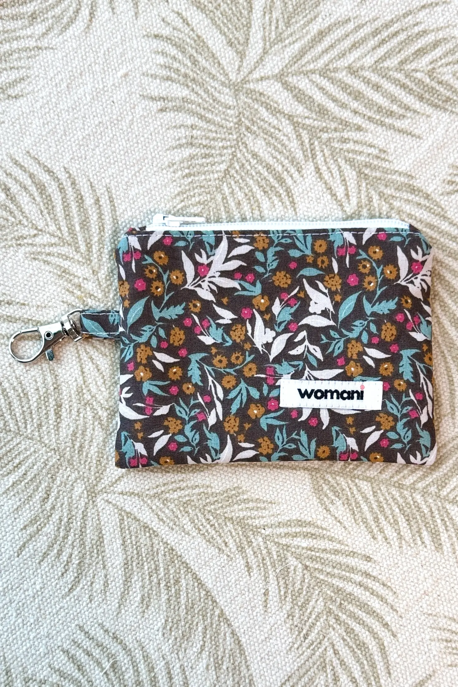 minikott lehed pruunil taustal