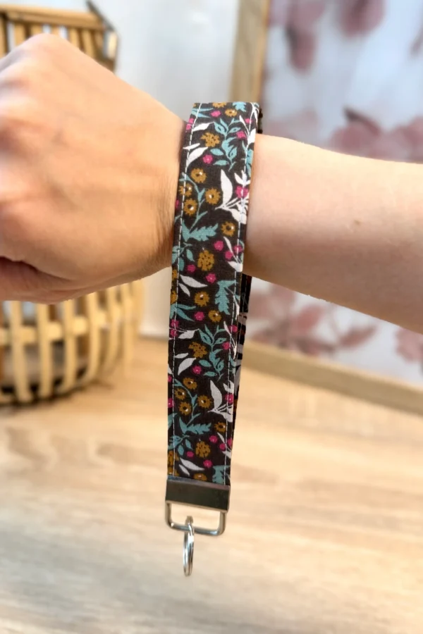 võtmehoidja lehed pruunil taustal