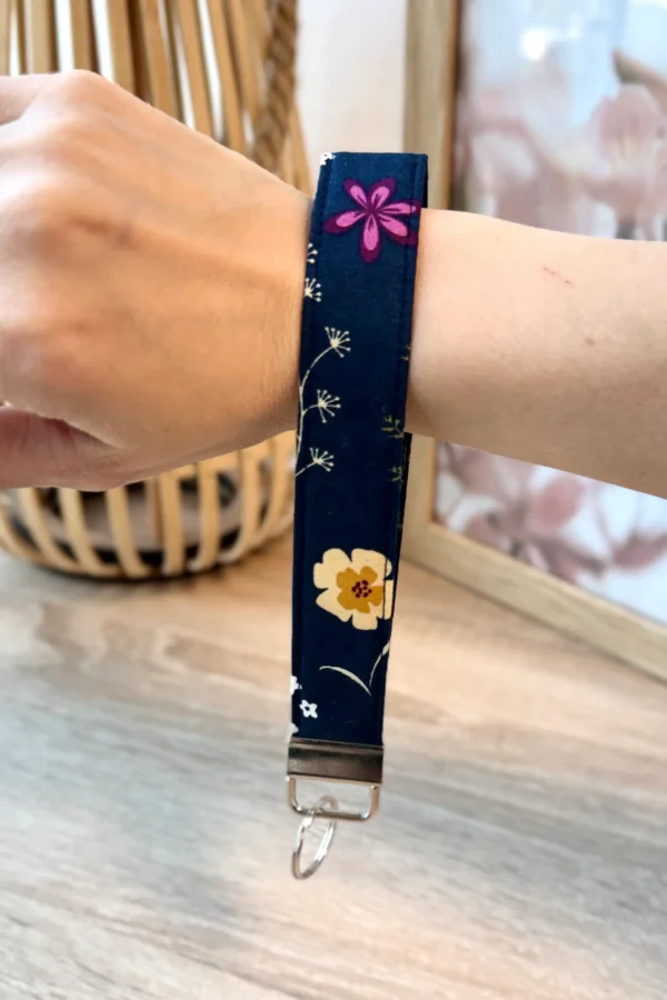 võtmehoidja lilled tumesinisel