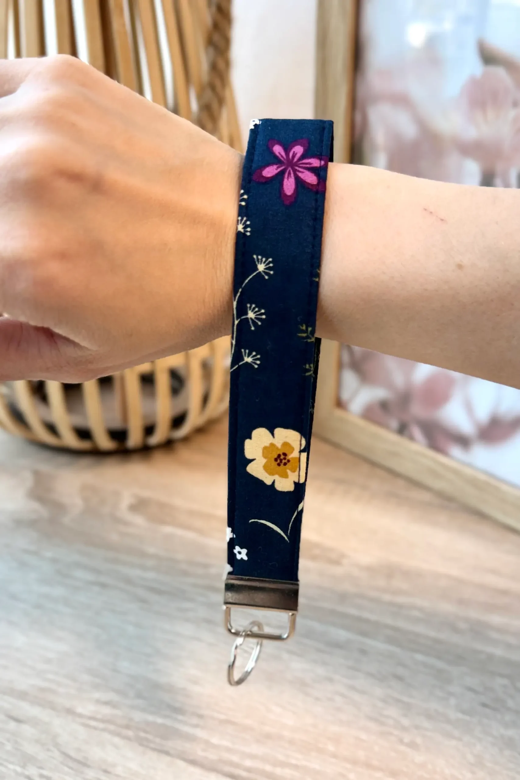 võtmehoidja lilled tumesinisel