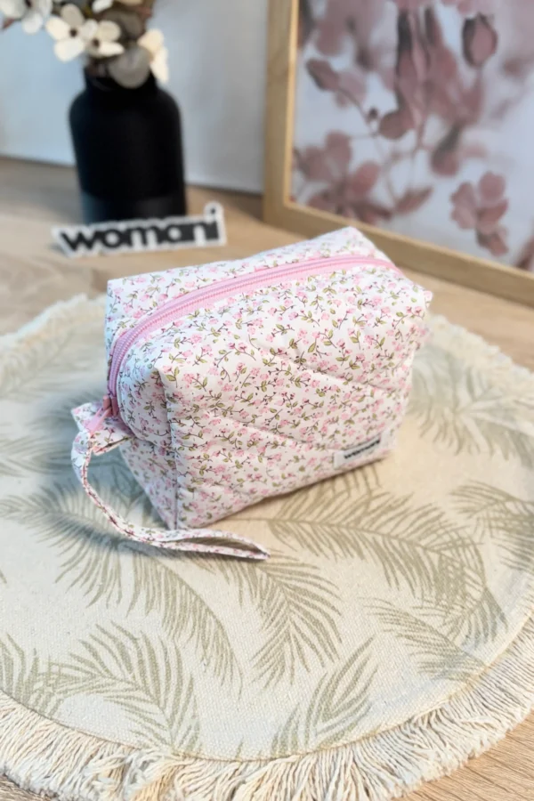 meigikott roosad õied