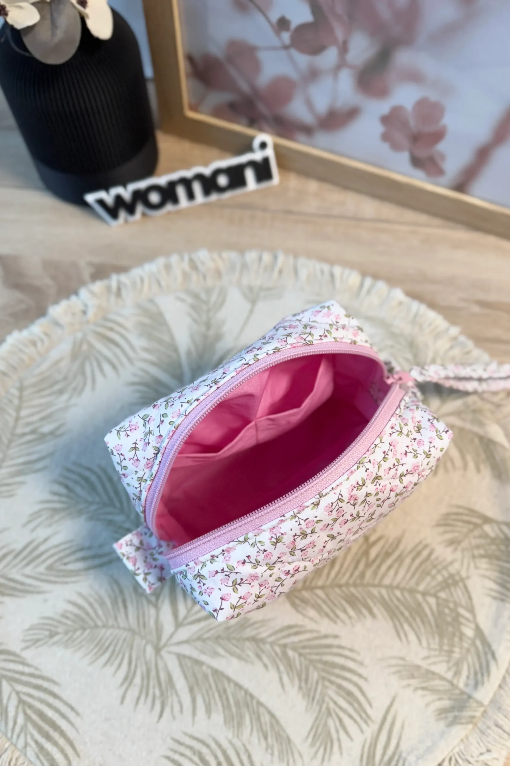 meigikott roosad õied