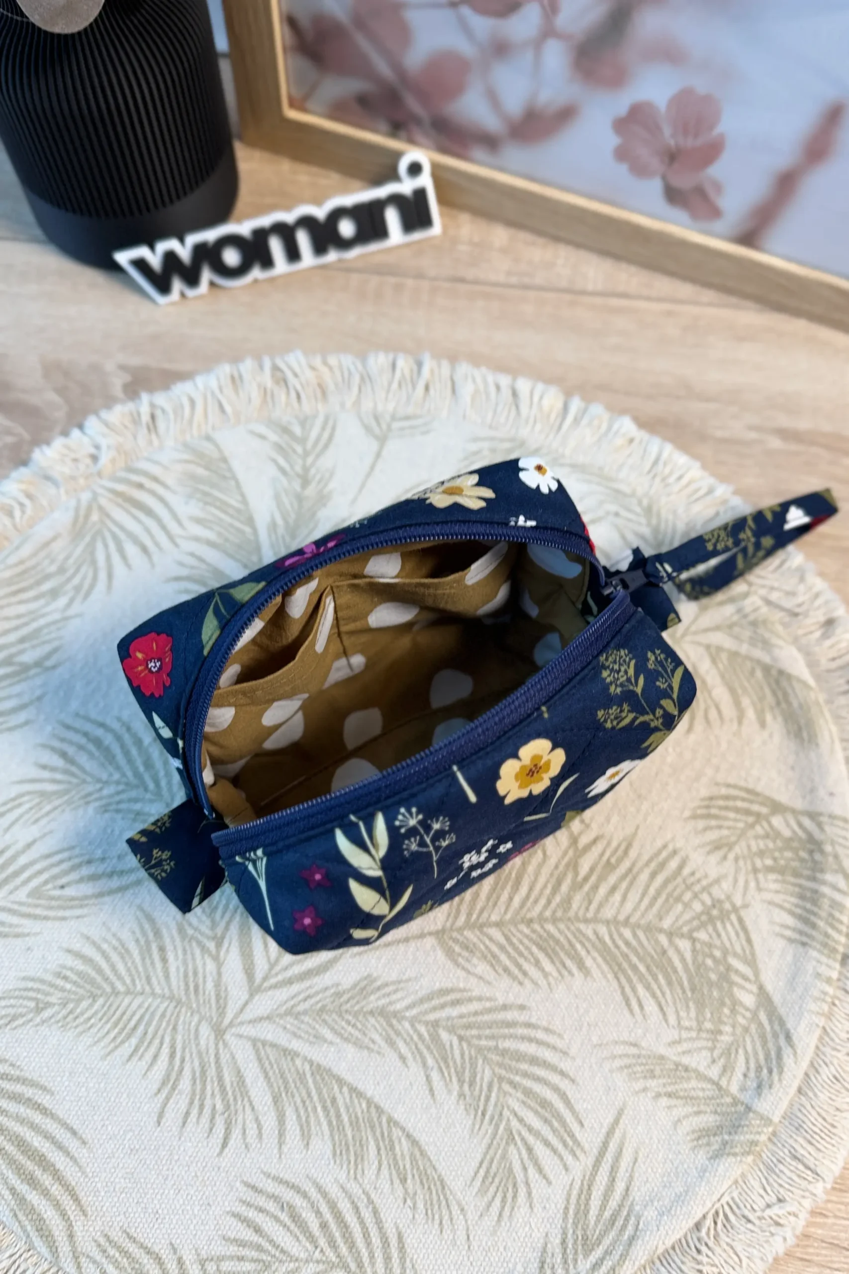 IMG_1010 meigikott lilled tumesinisel