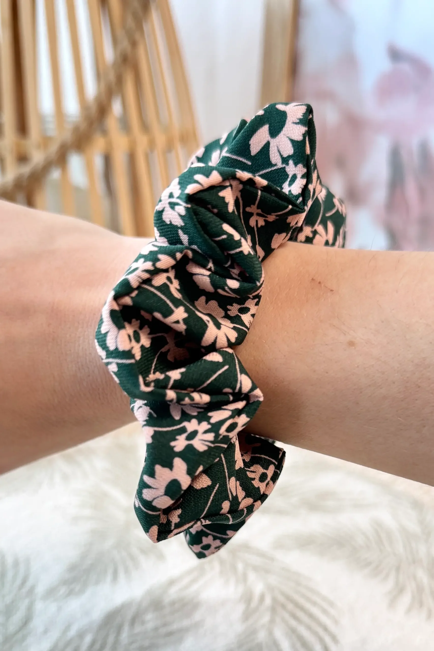 IMG_1077 juuksekumm lilled rohelisel