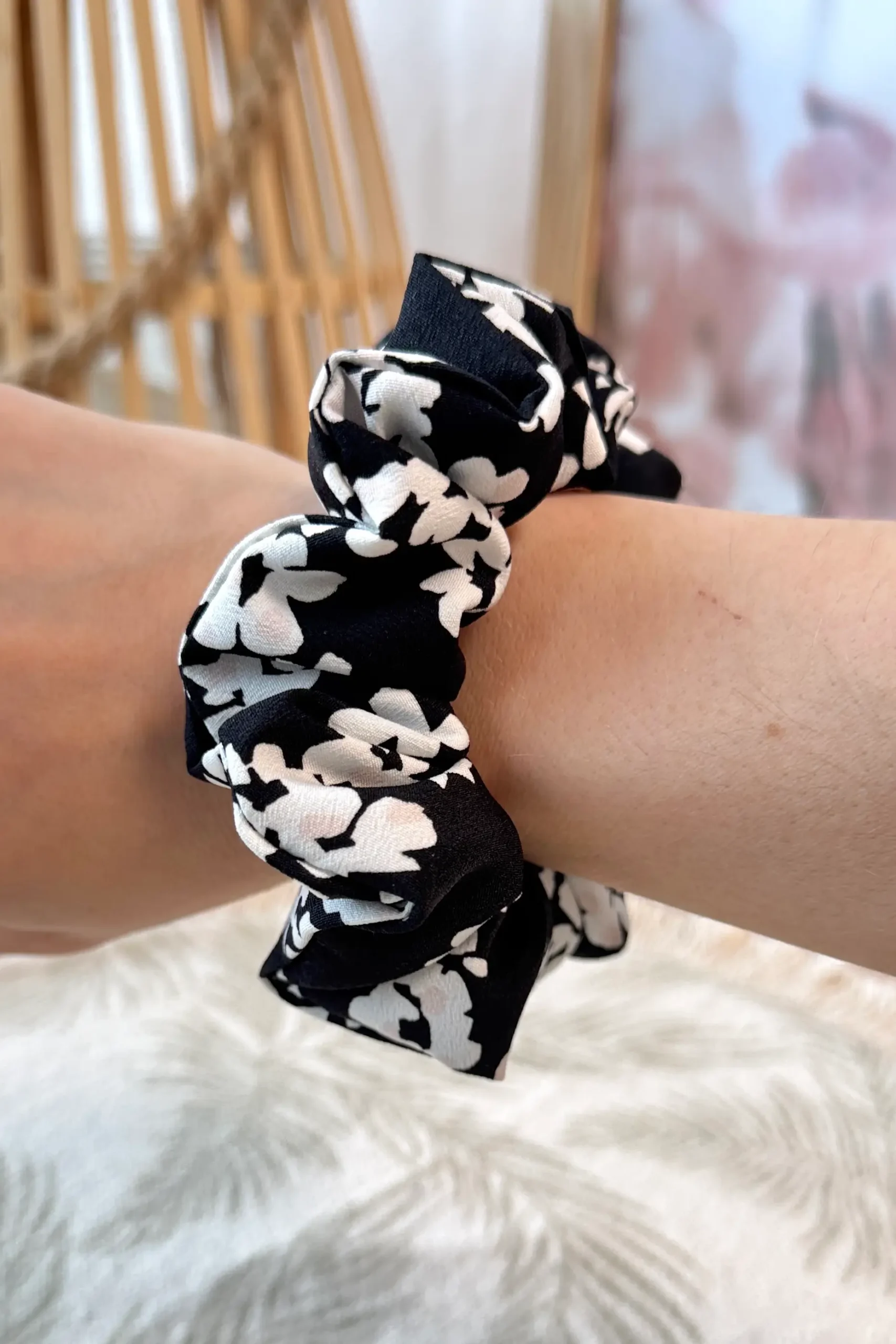 IMG_1078 juuksekumm lilled mustal