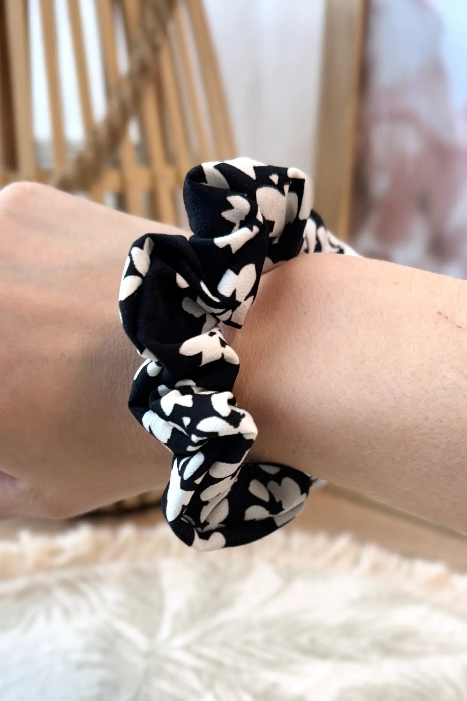 juuksekumm lilled mustal s