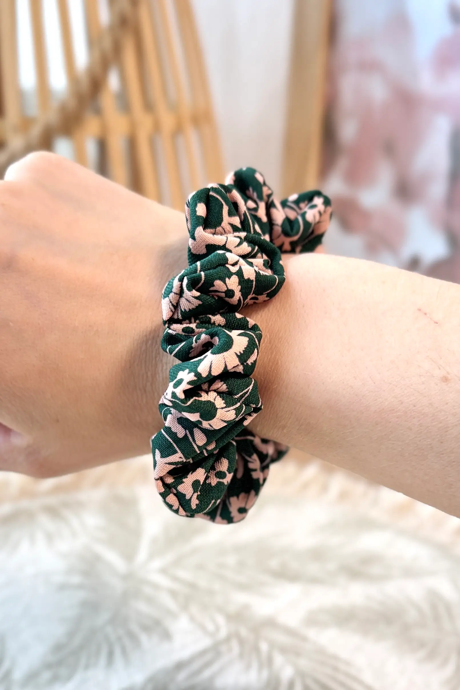 IMG_1080 juuksekumm lilled rohelisel s