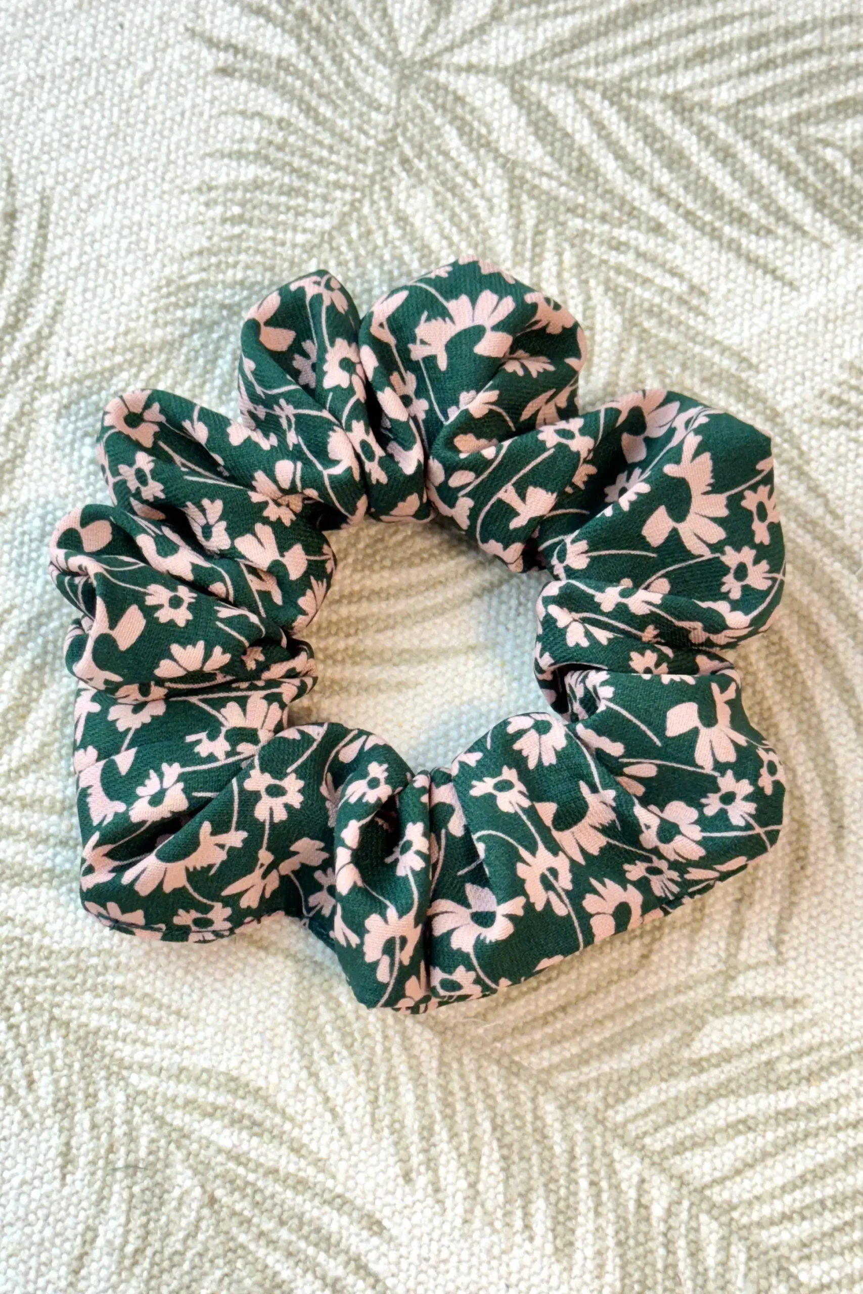 IMG_1099 juuksekumm lilled rohelisel