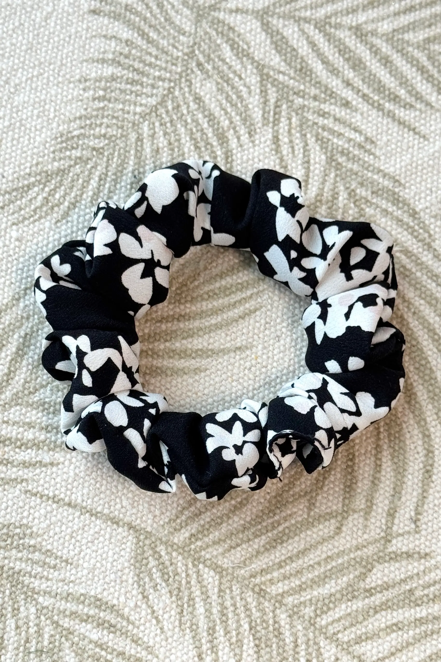 juuksekumm lilled mustal s