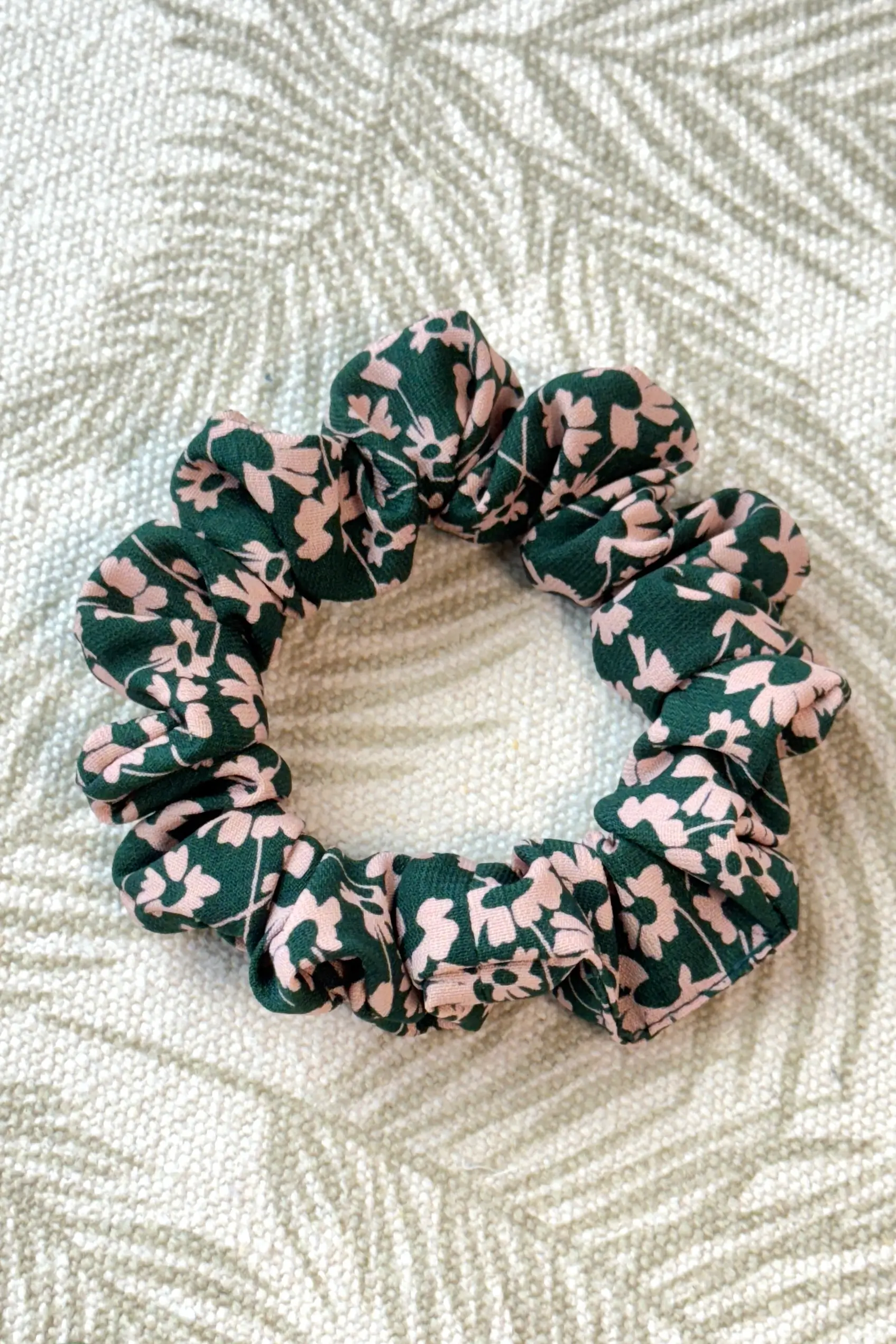 IMG_1102 juuksekumm lilled rohelisel s