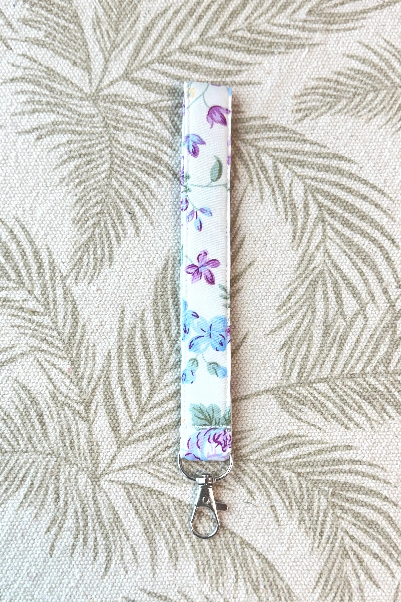 võtmehoidja lillad lilled