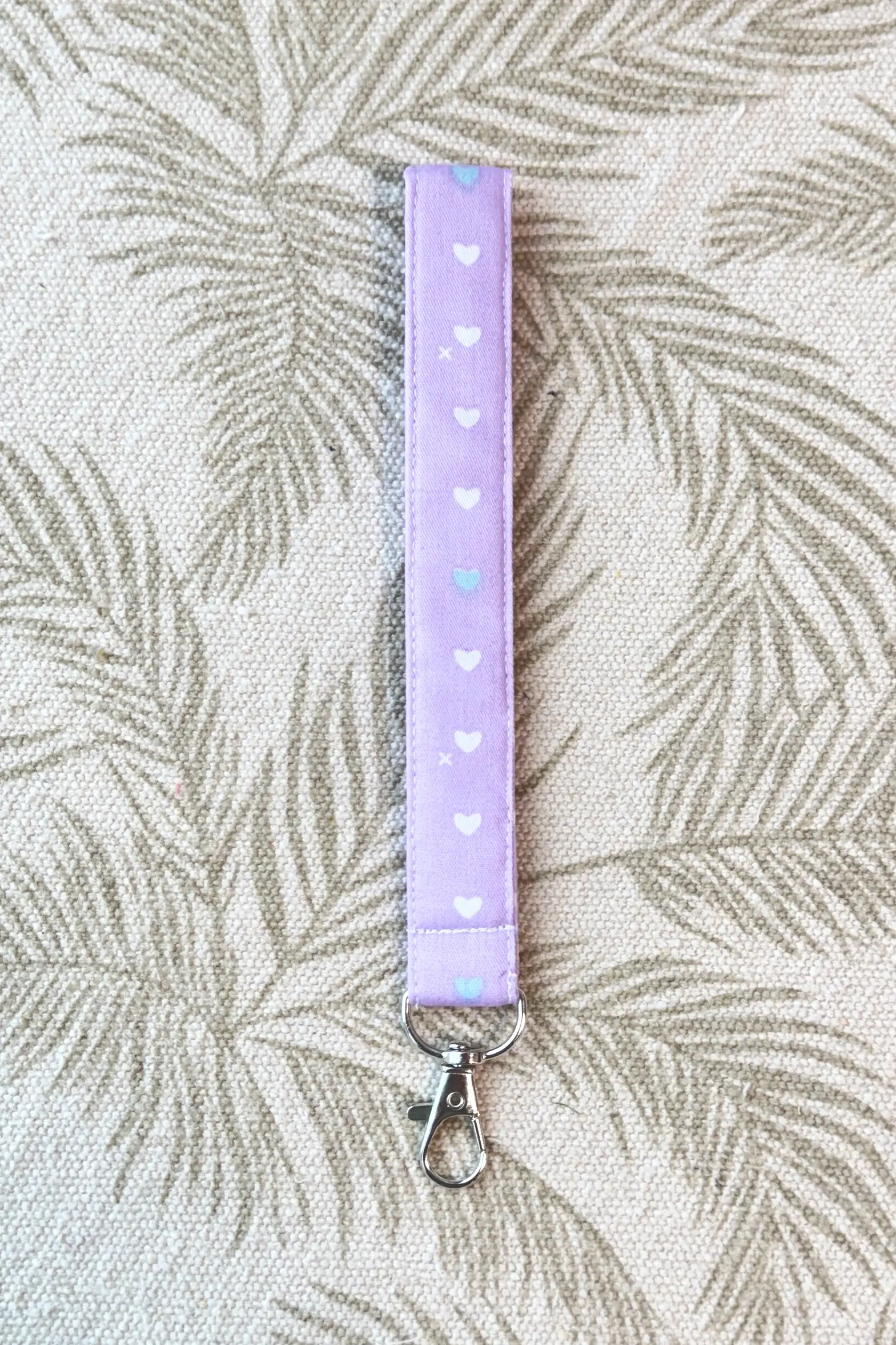 võtmehoidja südamed lillal taustal