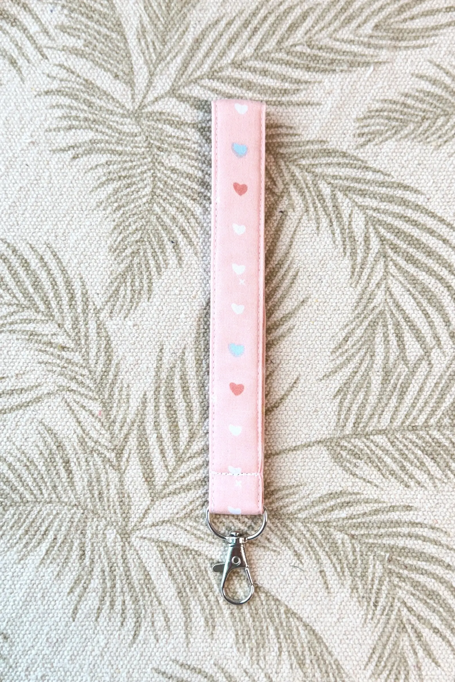 võtmehoidja südamed roosal taustal