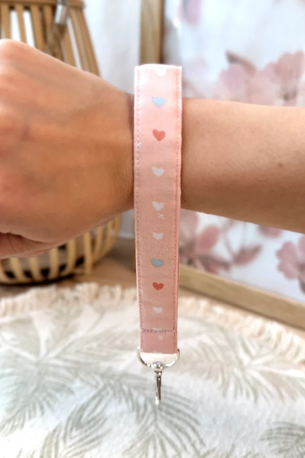 võtmehoidja südamed roosal taustal