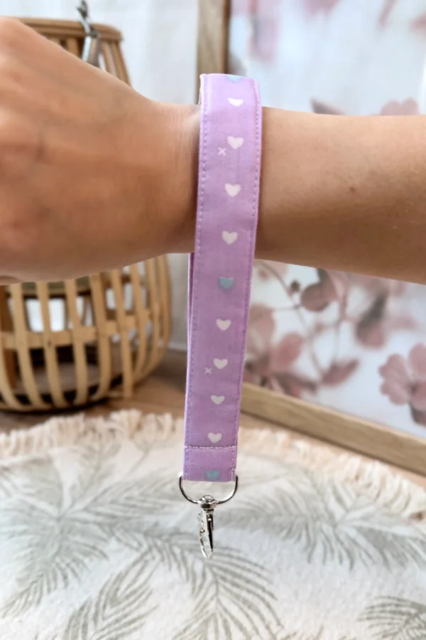 võtmehoidja südamed lillal taustal