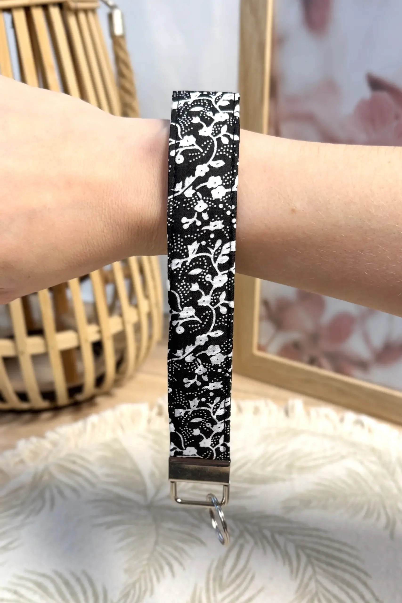 võtmehoidja õied mustal taustal