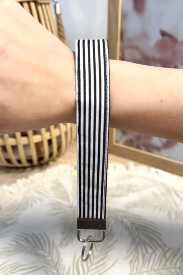 võtmehoidja mustad triibud