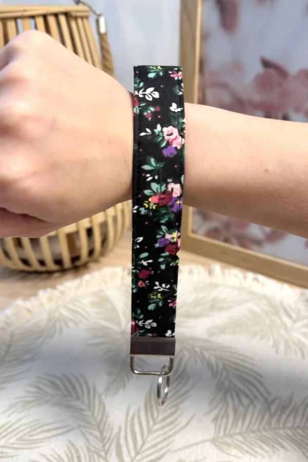 võtmehoidja lilled mustal taustal