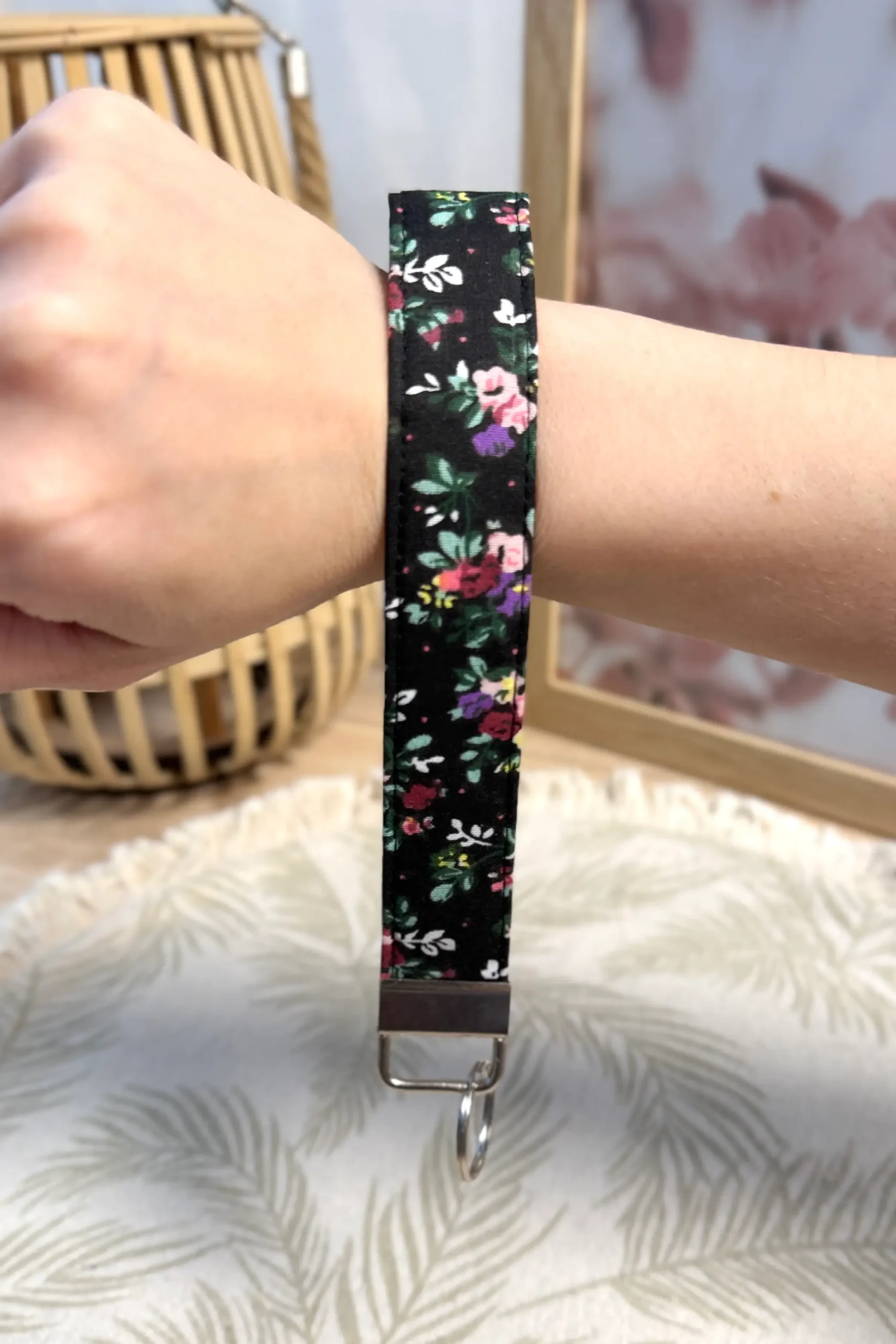 võtmehoidja lilled mustal taustal